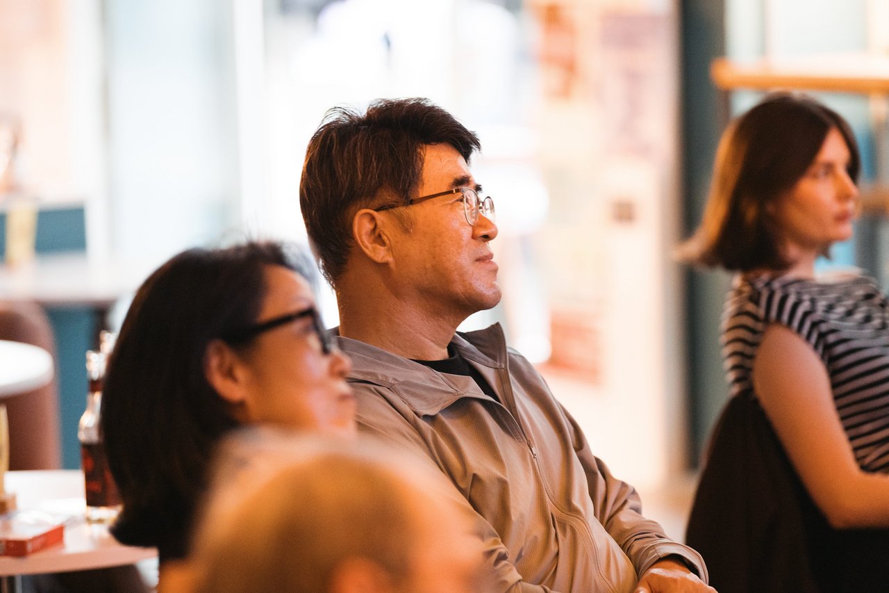 Am Anfang der Veranstaltung sitzen zwei Podiumsgäste aus Korea noch im Publikum und warten, bis sie vorgestellt werden