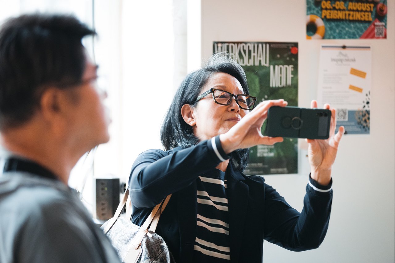 Professorin Chang-Gusko fotografiert ihre Reisegefährten