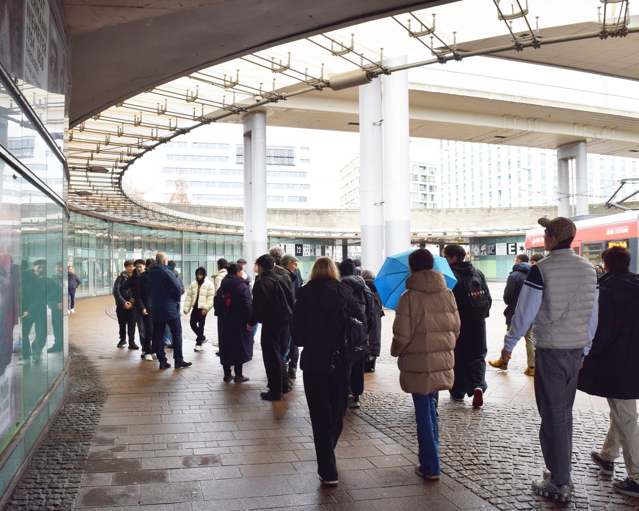 Foto von hinten: Jugendliche laufen über das Rondell vom Riebeckplatz Richtung Stadtzentrum