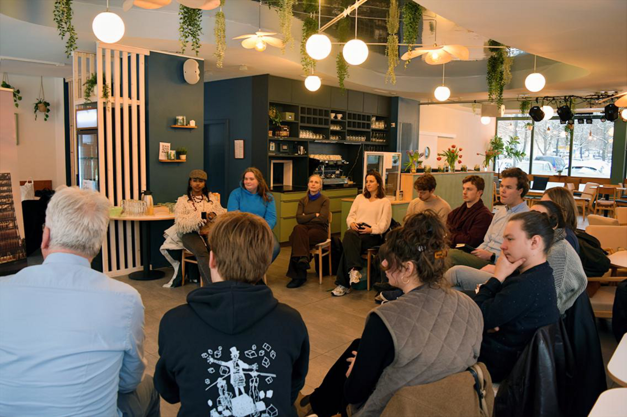Studierende der UvA sitzen in einem Kreis im Lichthaus und beteiligen sich am Gespräch
