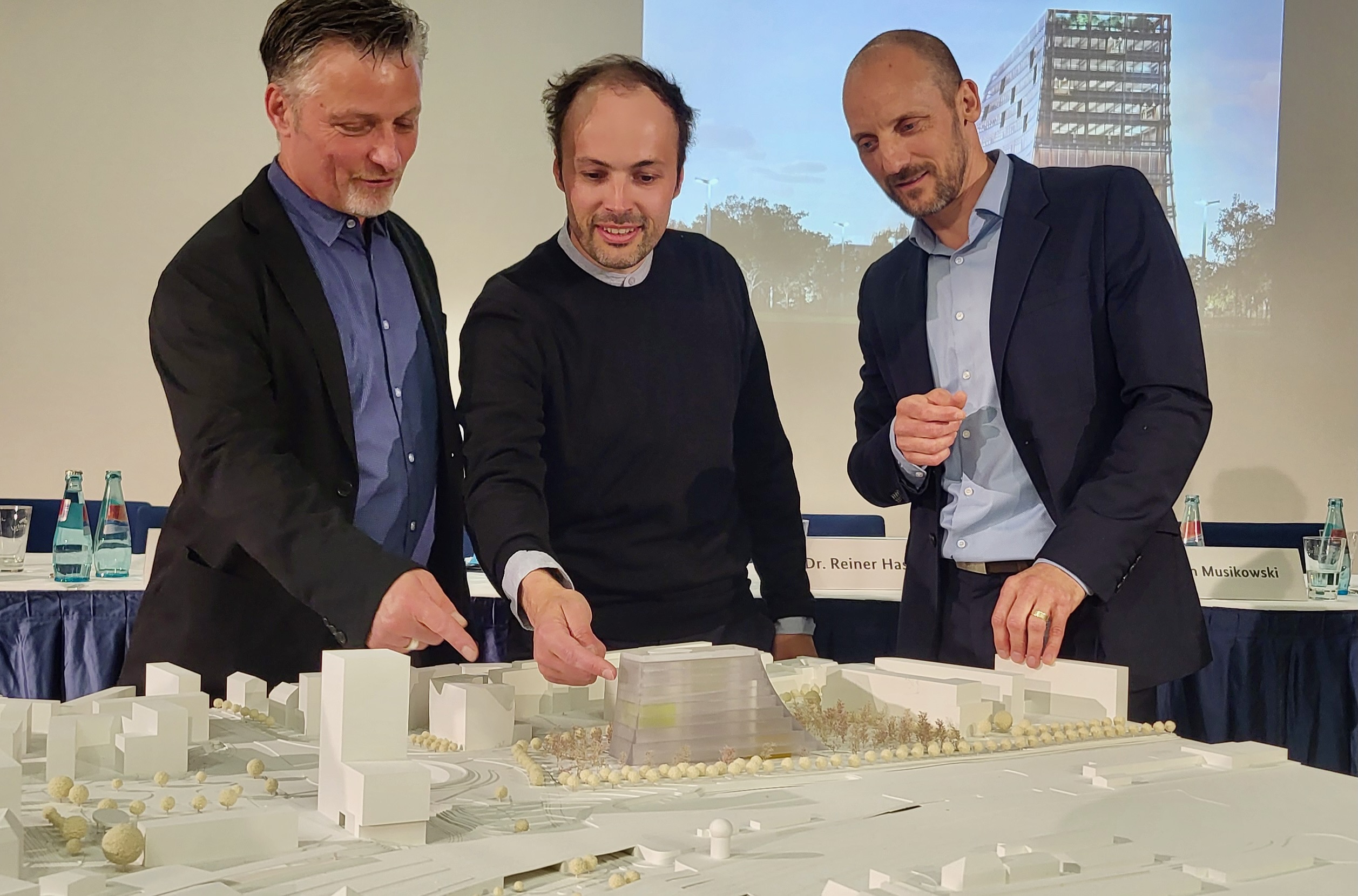 Tobias Micke, Geschäftsführer bei ST raum a. Gesellschaft von Landschaftsarchitekten mbH, und Christoph Richter und Jan Musikowski von Richter Musikowski Architekten PartGmbB mit ihrem Entwurf für das Zukunftszentrum Halle