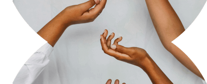 Zwei Handpaare vor weißem Tuch