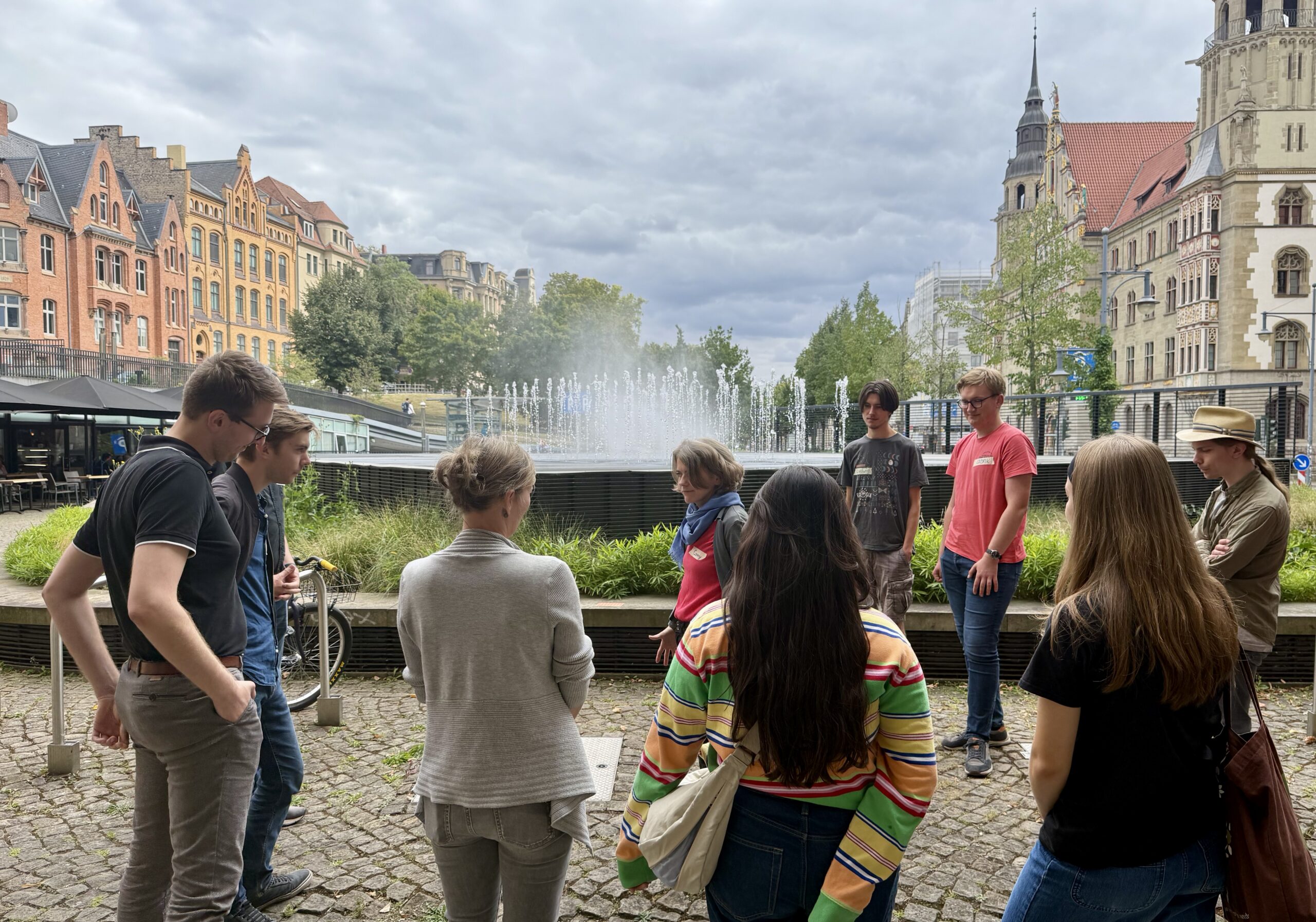Eine Gruppe Jugendliche in den Straßen von Halle